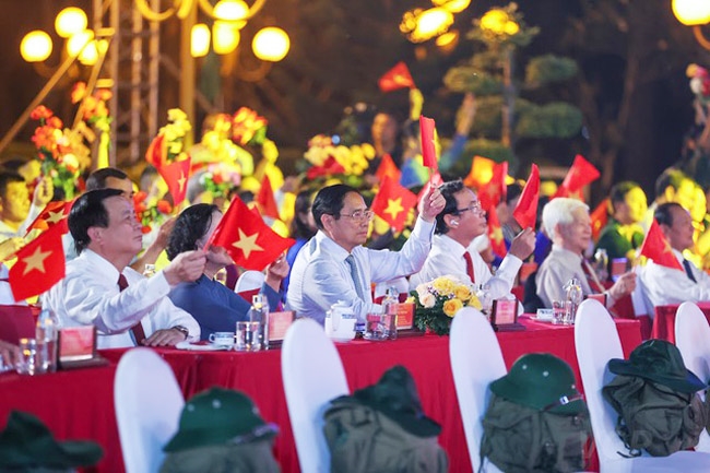 Thủ tướng Chính phủ Phạm Minh Chính cùng các đồng chí lãnh đạo Đảng, các đại biểu dự Chương trình tại đầu cầu TP. Hồ Chí Minh. (Ảnh: VGP/Nhật Bắc)