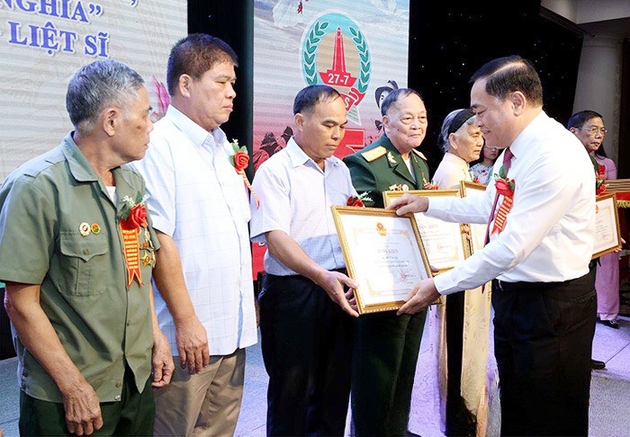 Ông Hồ Tiến Thiệu, Chủ tịch UBND tỉnh Lạng Sơn tặng Bằng khen cho 19 người có công tiêu biểu 