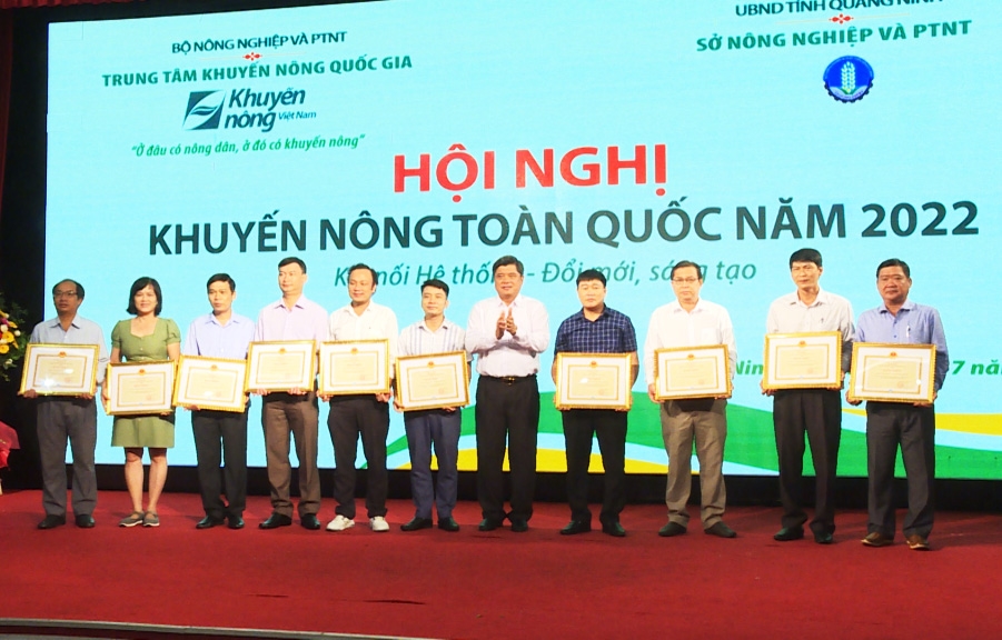 Thứ trưởng Bộ NN&PTNT Trần Thanh Nam trao Bằng khen cho những cá nhân, tập thể có thành tích xuất sắc trong công tác khuyến nông 