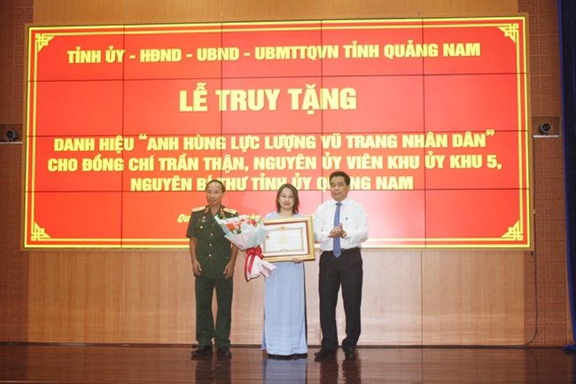 Lễ truy tặng danh hiệu Anh hùng Lực lượng vũ trang Nhân dân cho đồng chí Trần Thận, nguyên Ủy viên Khu ủy Khu 5, nguyên Bí thư Tỉnh ủy Quảng Nam. (Ảnh: VGP/Thế Phong)
