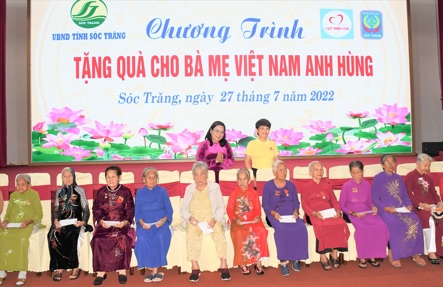 Bà Hồ Thị Cẩm Đào - Phó Bí thư Thường trực, Chủ tịch HĐND tỉnh thăm hỏi ân cần và trao quà đến các Mẹ Việt Nam Anh hùng còn sống 