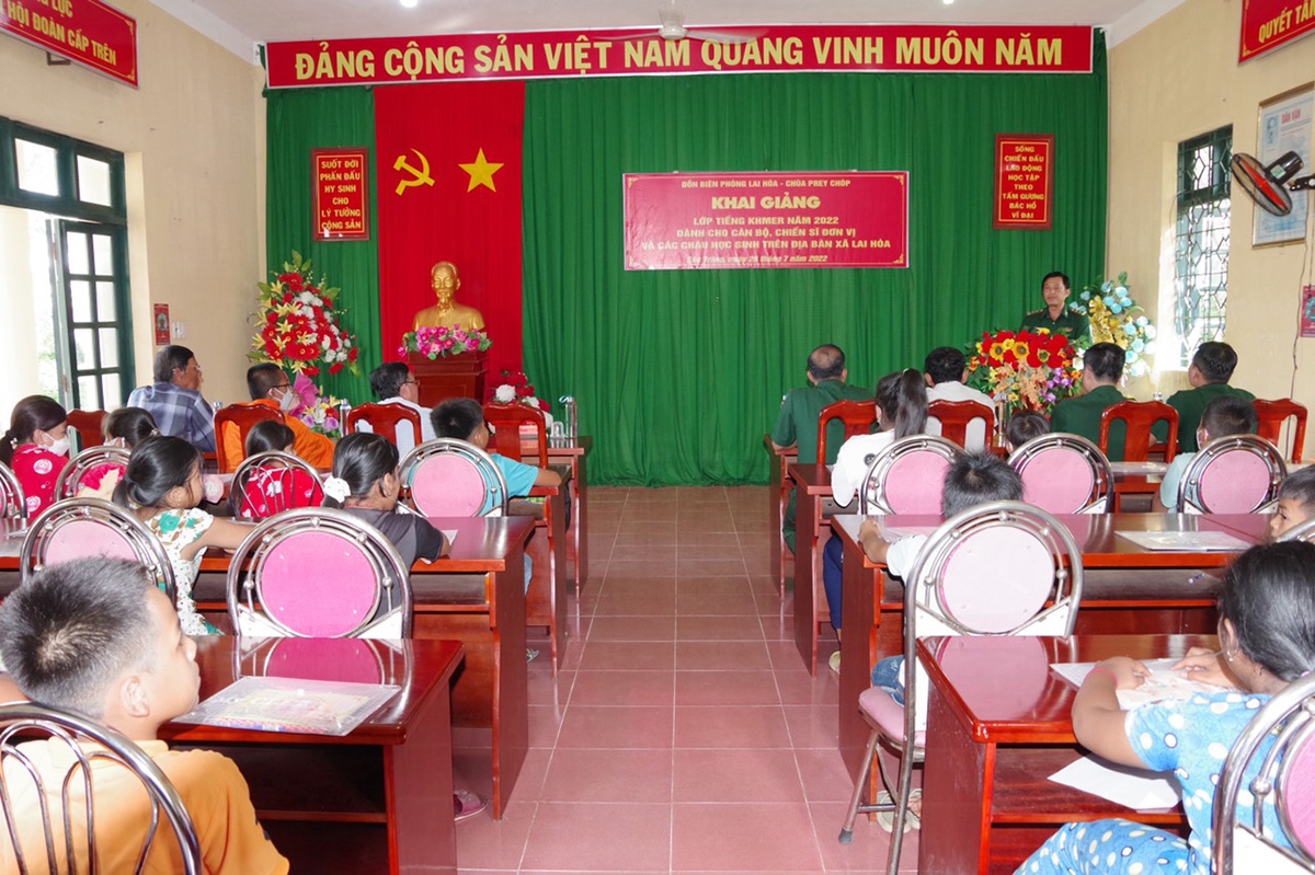 Quang cảnh buổi lễ khai giảng tiếng Khmer tại Đồn Biên phòng Lai Hòa 