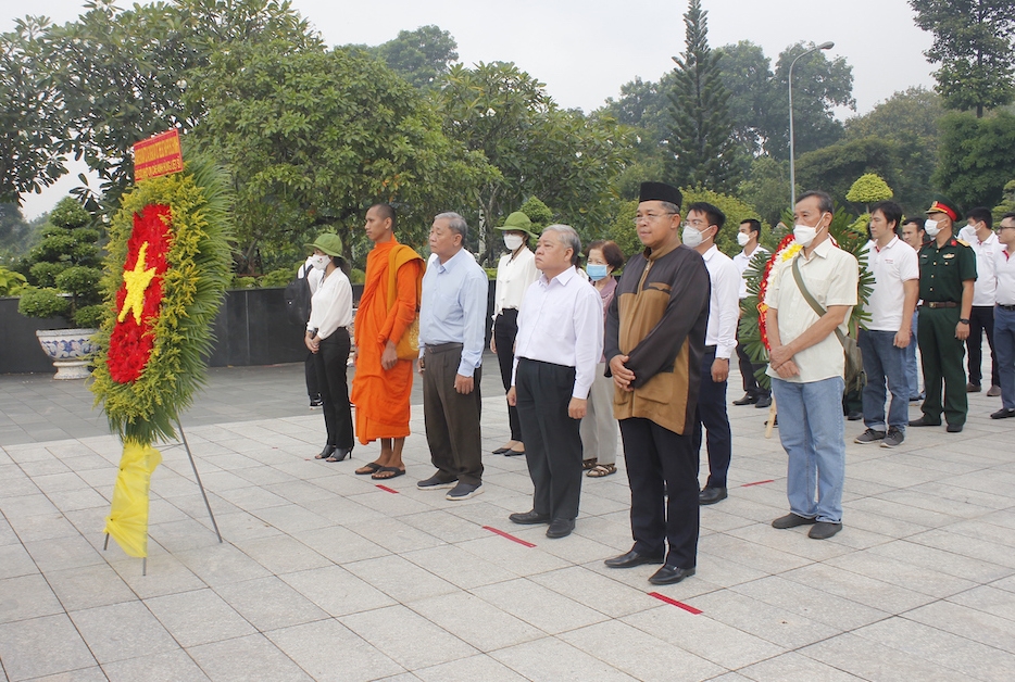Đoàn đại biểu Ban Dân tộc dâng hoa tưởng niệm tại Nghĩa trang liệt sĩ TP. Hồ Chí Minh