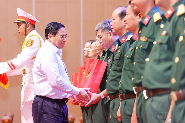 Thủ tướng Phạm Minh Chính tặng quà các đội tìm kiếm, quy tập hài cốt liệt sĩ. (Ảnh: VGP/Nhật Bắc)