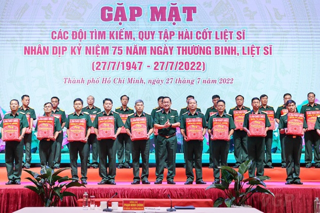 Thượng tướng Võ Minh Lương, Thứ trưởng Bộ Quốc phòng tặng quà các đội tìm kiếm, quy tập hài cốt liệt sĩ. (Ảnh: VGP/Nhật Bắc)