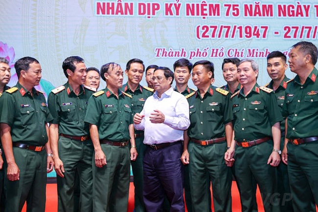 Thủ tướng Phạm Minh Chính chia sẻ cùng các cán bộ, chiến sĩ tham gia tìm kiếm, quy tập hài cốt liệt sĩ. (Ảnh: VGP/Nhật Bắc)