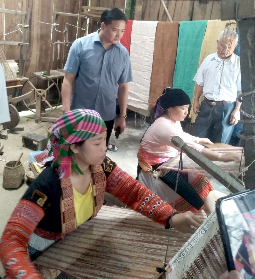Đoàn đi thăm Hợp tác xã Lanh Lùng Tám, huyện Quản Bạ, tỉnh Hà Giang