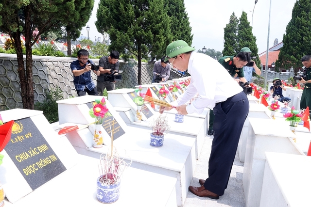 Phó Thủ tướng Thường trực thắp hương tại phần mộ liệt sĩ - Ảnh: VGP/Hải Minh