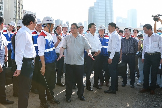Thủ tướng và đoàn công tác đã đi thị sát ga Bến Thành - Ảnh: VGP/Nhật Bắc