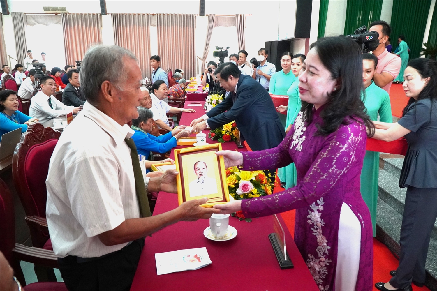 Phó chủ tịch nước tặng chân dung Bác Hồ cho gia đình Mẹ Việt Nam anh hùng và người có công tại buổi lễ