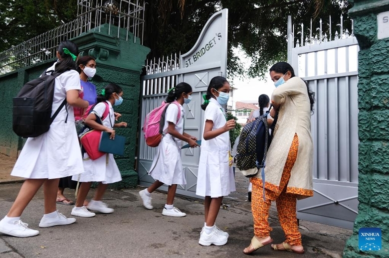 Học sinh tại một ngôi trường ở Colombo, Sri Lanka đeo khẩu trang khi tới trường, ngày 25/7/2022. (Ảnh: Xinhua)