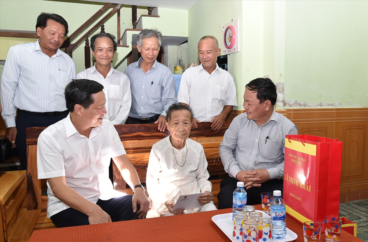 Phó Thủ tướng Lê Minh Khái thăm hỏi, động viên bà Nguyễn Thị Tý - vợ liệt sĩ, người có công với cách mạng. Ảnh VGP/Trần Mạnh