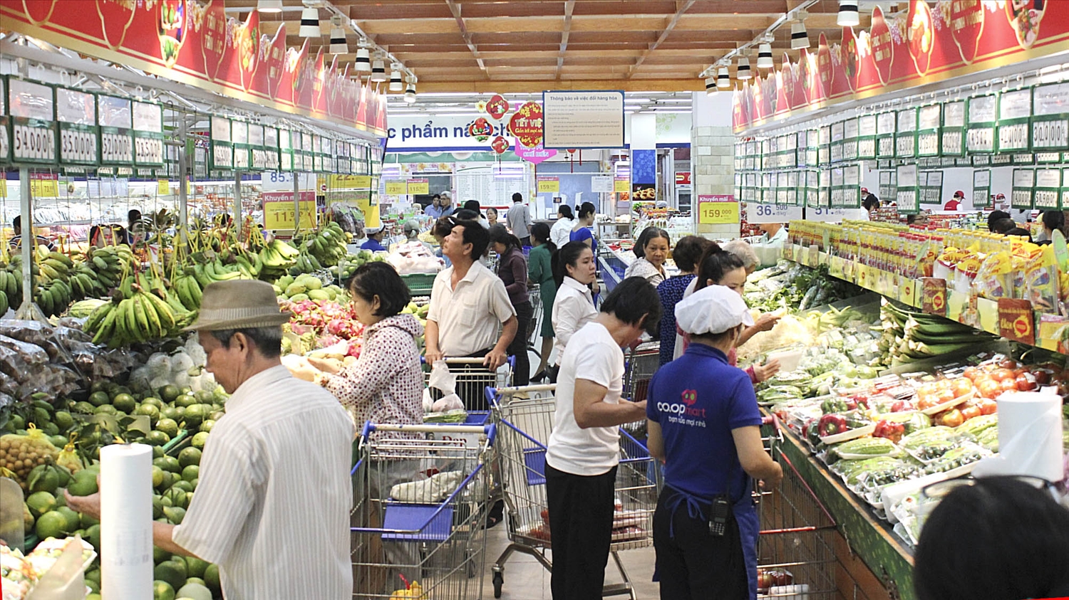 Người dân đi mua hàng tại siêu thị