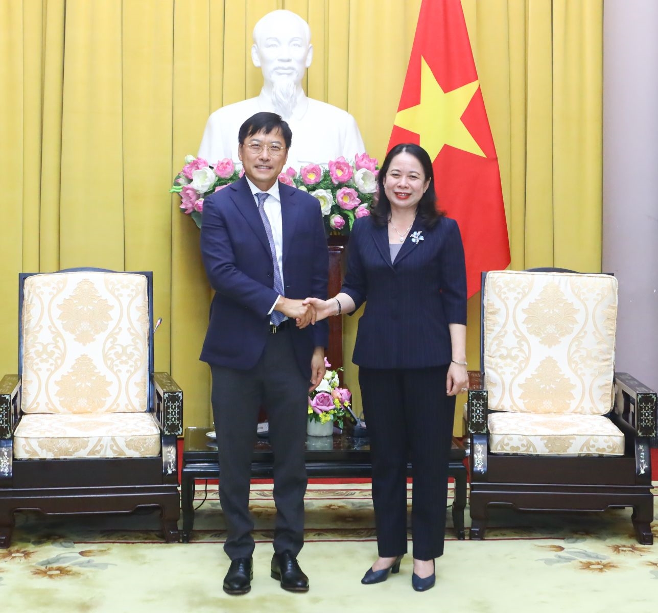 Phó Chủ tịch nước Võ Thị Ánh Xuân tiếp Chủ tịch kiêm Tổng Giám đốc điều hành Tập đoàn AIA Lee Yuan Siong. Ảnh: VPCTN