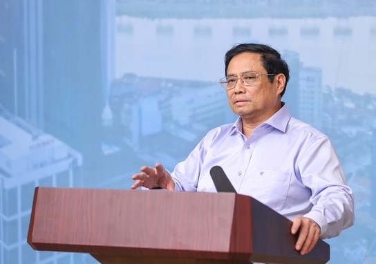 Thủ tướng Phạm Minh Chính yêu cầu khẩn trương xây dựng đề án đầu tư, xây dựng ít nhất 1 triệu căn hộ nhà ở xã hội cho công nhân, người thu nhập thấp trong giai đoạn từ nay tới năm 2030 - Ảnh: VGP/Nhật Bắc
