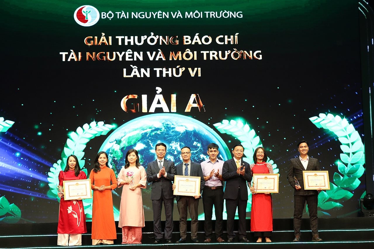  Bộ trưởng Bộ Tài nguyên và Môi trường Trần Hồng Hà và Bộ trưởng Bộ Thông tin và Truyền thông Nguyễn Mạnh Hùng trao tặng Giải A và chụp ảnh lưu niệm với các đại biểu đạt giải 