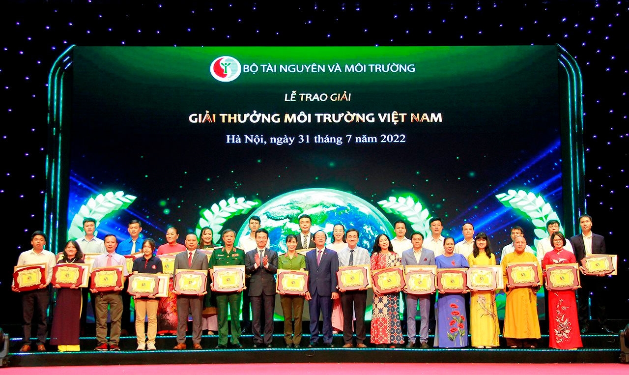 Bộ trưởng Bộ Thông tin và Truyền thông Nguyễn Mạnh Hùng cùng Thứ trưởng Võ Tuấn Nhân trao giải Môi trường Việt Nam và chụp ảnh lưu niệm với các đơn vị đạt giải