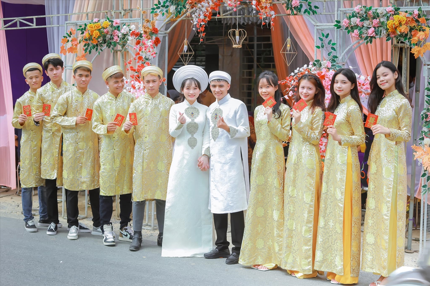 Cô dâu, chú rể người Việt (giữa) trong trang phục cưới truyền thống