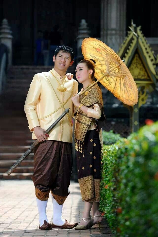 Cô dâu, chú rể người Lào trong bộ trang phục truyền thống