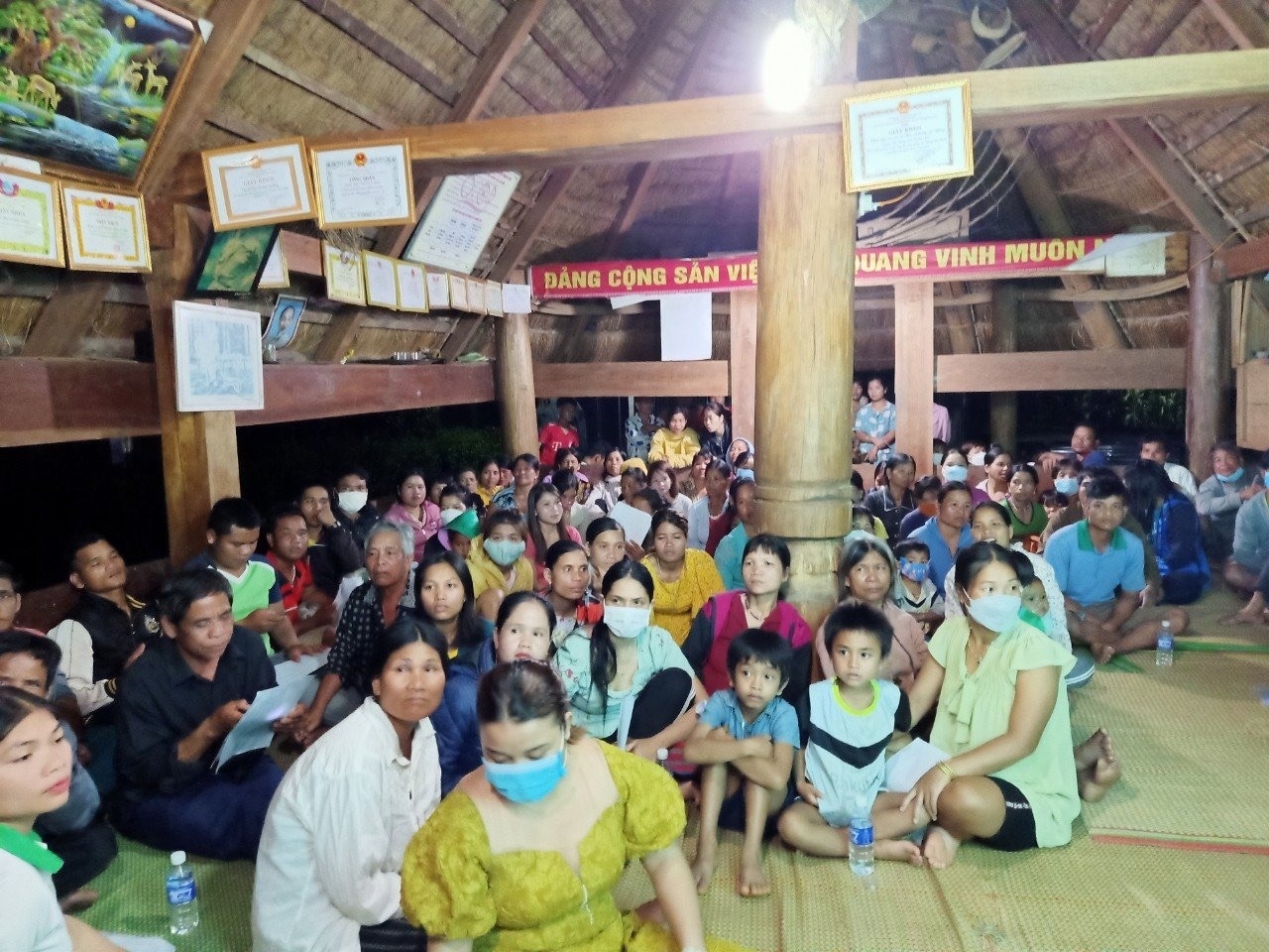 Người dân xã A Tiêng tham gia buổi tuyên truyền chính sách bảo hiểm xã hội tự nguyện 