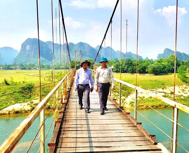  Linh mục Võ Minh Danh (bên trái) cùng ông Phạm Hồng Thái - Giám đốc Ban quản lý Vườn quốc gia Phong Nha - Kẻ Bàng đi tuyên truyền người dân bảo vệ rừng - Ảnh CTV