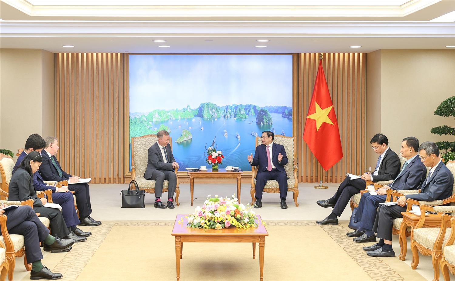 Đại sứ cho biết vừa tiếp xúc với nhiều quỹ đầu tư của Anh sẵn sàng muốn đầu tư vào Việt Nam sau cam kết của Thủ tướng tại Hội nghị COP26 - Ảnh: VGP/Nhật Bắc