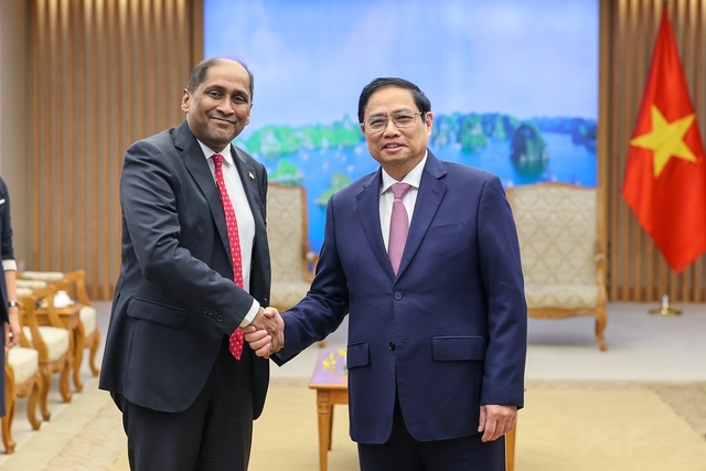Thủ tướng Phạm Minh Chính và Đại sứ Singapore tại Việt Nam Jaya Ratnam - Ảnh: VGP/Nhật Bắc