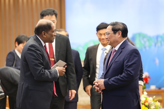 Đại sứ và Giám đốc điều hành Quỹ Temasek nhất trí với những nhận định của Thủ tướng về quan hệ hai nước và các đề xuất hợp tác, đặc biệt là trong các lĩnh vực kinh tế, thương mại...Ảnh: VGP/Nhật Bắc