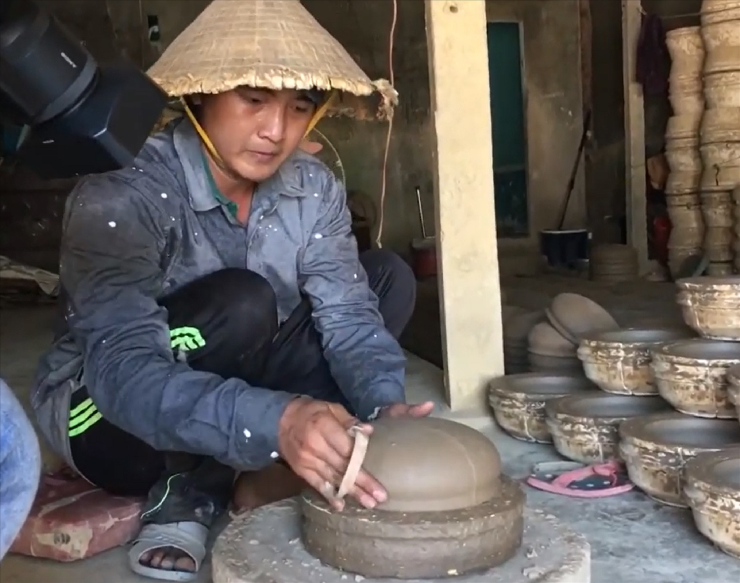 Anh Lê Phương Nam là thợ gốm trẻ tuổi, cũng là chủ một cơ sở gốm đang ăn nên làm ra ở xã Phổ Khánh