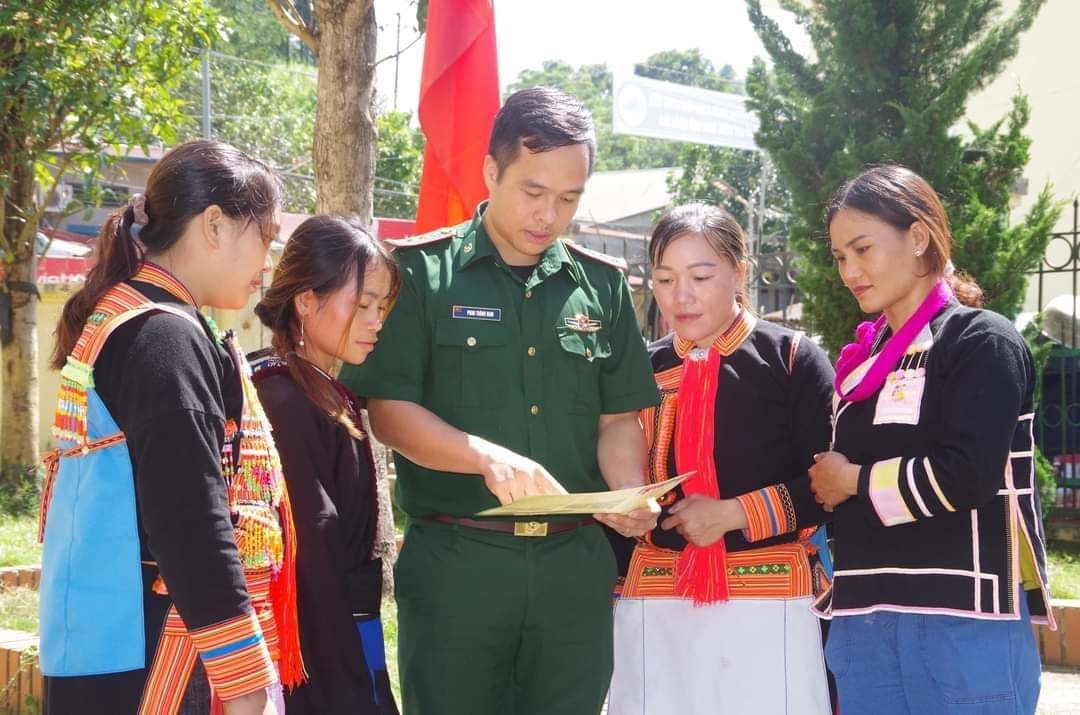 Đồn Biên phòng Huổi Luông TTPBGDPL cho đồng bào các dân tộc xã Huổi Luông, huyện Phong Thổ, tỉnh Lai Châu
