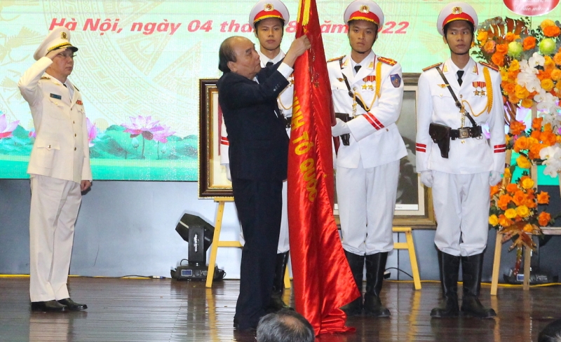 Chủ tịch nước Nguyễn Xuân Phúc gắn danh hiệu Anh hùng lực lượng vũ trang nhân dân lên Cờ truyền thống của đơn vị