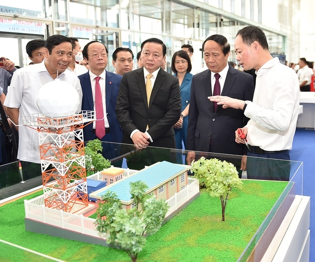 Phó Thủ tướng Lê Văn Thành tham quan mô hình trạm radar thời tiết Nha Trang tại Triển lãm các thành tựu kỷ niệm 20 năm thành lập Bộ Tài nguyên và Môi trường. Ảnh VGP/Đức Tuân