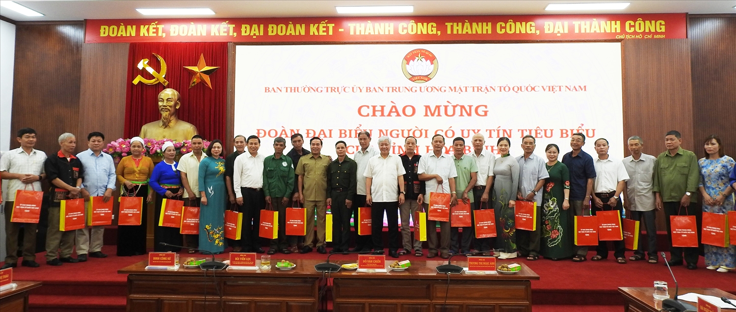 Bí thư Trung ương Đảng, Chủ tịch Ủy ban Trung ương MTTQ Việt Nam Đỗ Văn Chiến tặng quà cho Đoàn đại biểu Người có uy tín tỉnh Hòa Bình