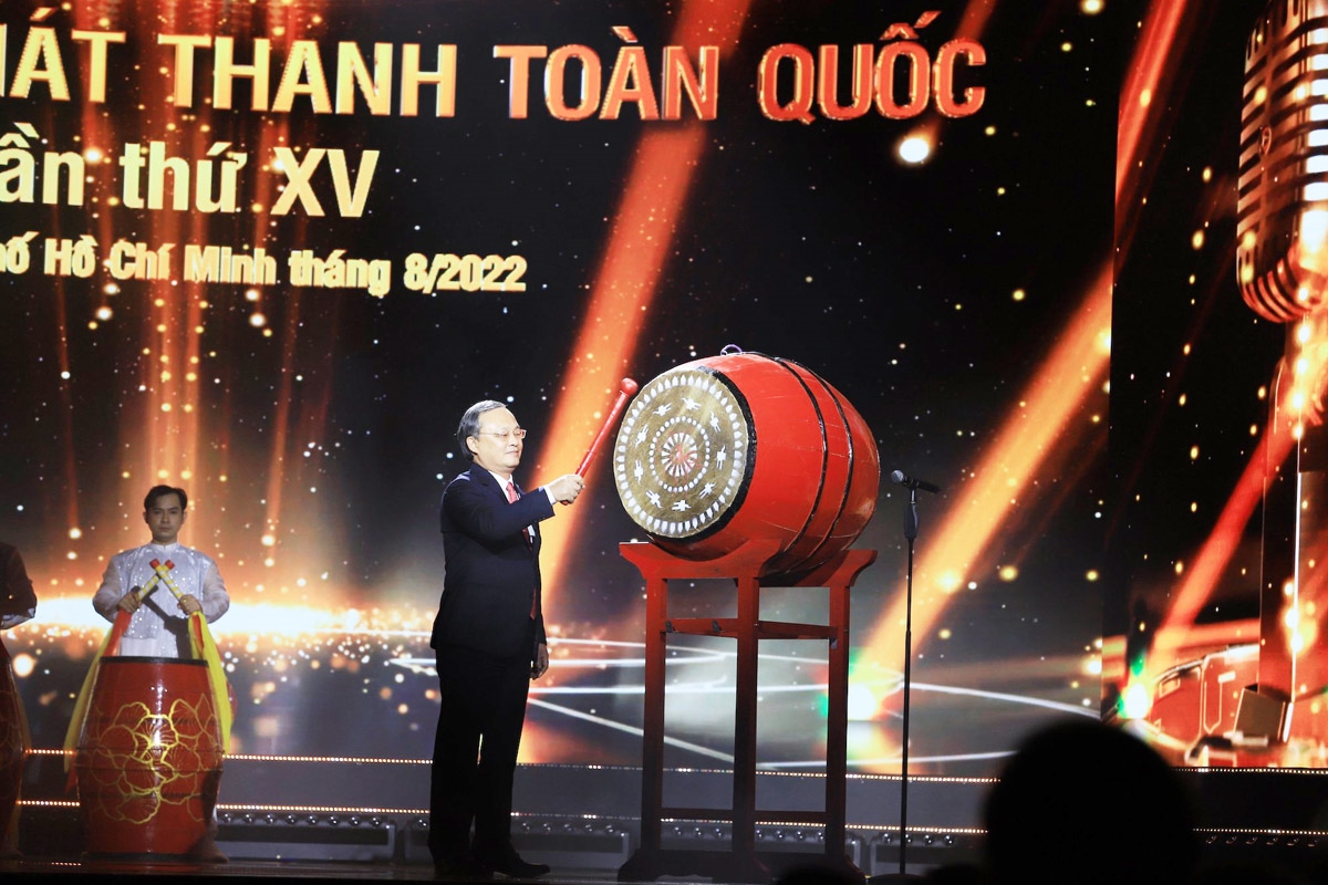 Ủy viên Trung ương Đảng, Giám đốc Đài tiếng nói Việt Nam Đỗ Tiến Sĩ đánh trống khai mạc Liên hoan Phát thanh toàn quốc lần thứ XV, năm 2022