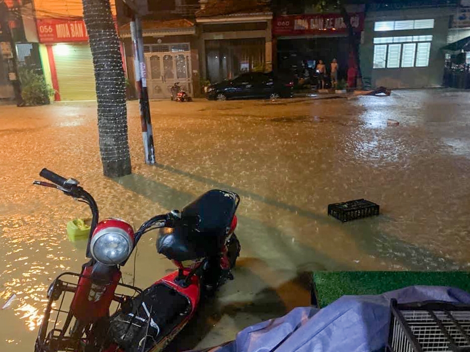 Nhiều khu vực trên địa bàn Tp. Lào Cai bị ngập sâu do mưa lớn