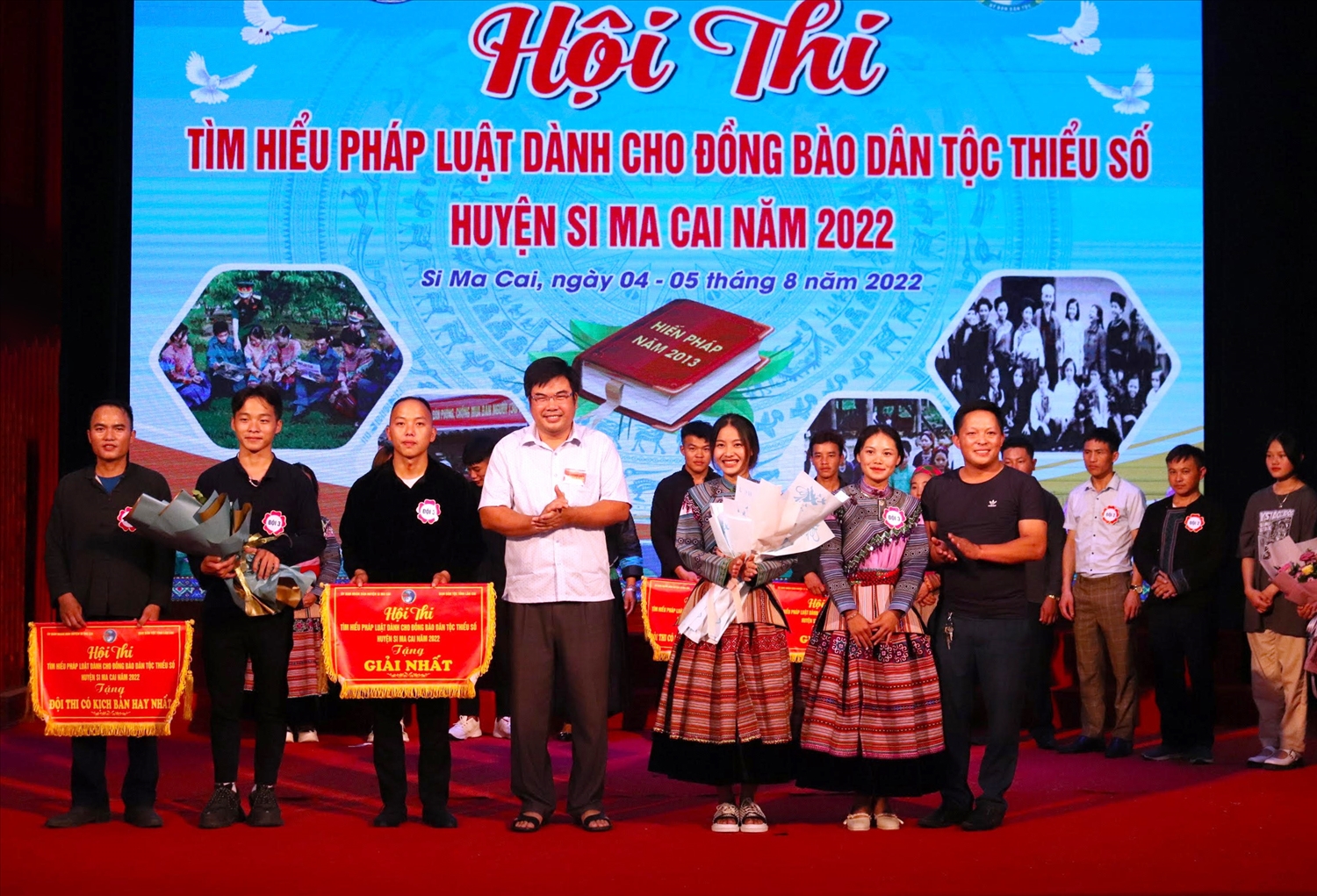 Ông Trần Phùng, Phó trưởng Ban Dân tộc tỉnh Lào Cai trao giải cho đội giành giải Nhất Hội thi