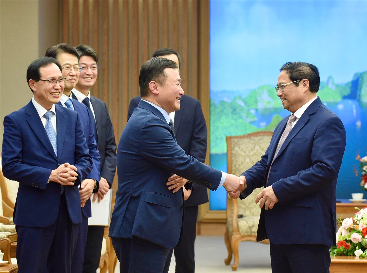 Thủ tướng đề nghị Samsung tiếp tục nghiên cứu mở rộng đầu tư nhà máy sản xuất sản phẩm bán dẫn tại Việt Nam. Ảnh VGP/Nhật Bắc