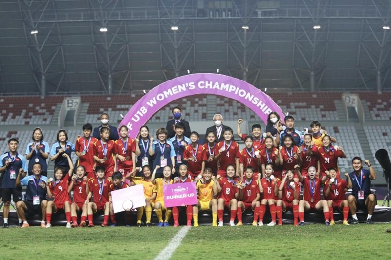 Đội tuyển U18 nữ Việt Nam trên bục vinh quang. (Ảnh: VFF)