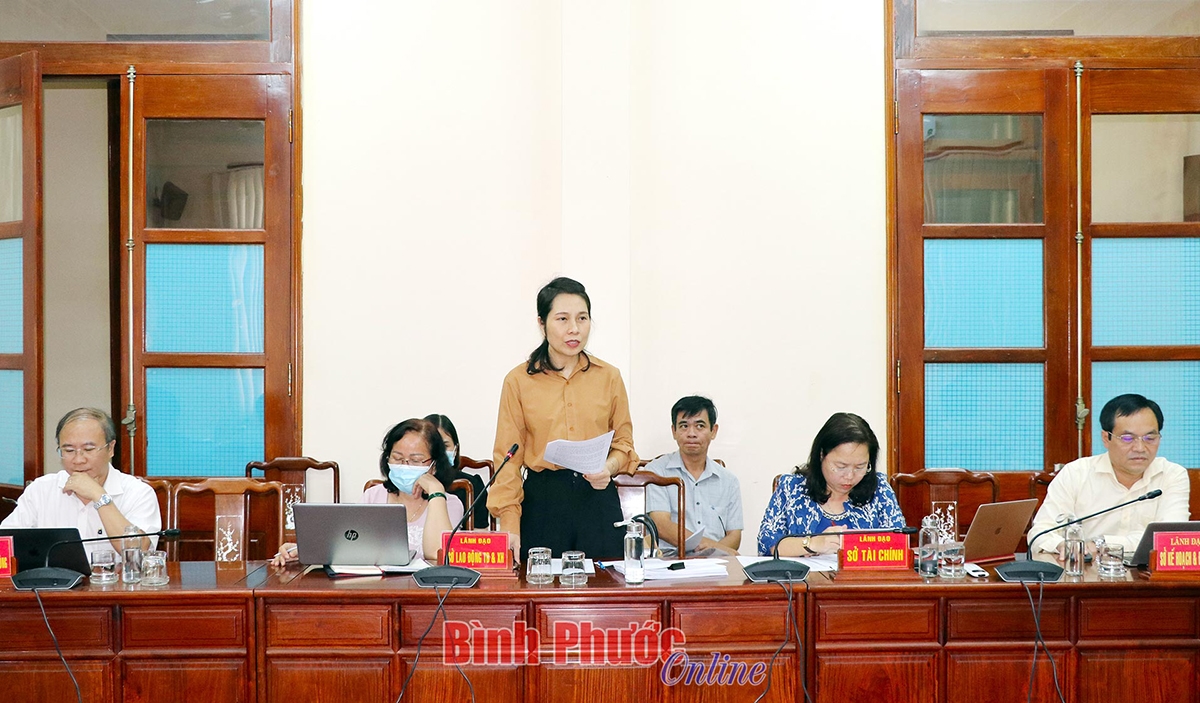 Giám đốc Sở Lao động - Thương binh và Xã hội Huỳnh Thị Thùy Trang báo cáo tiến độ triển khai thực hiện Chương trình giảm nghèo bền vững năm 2022