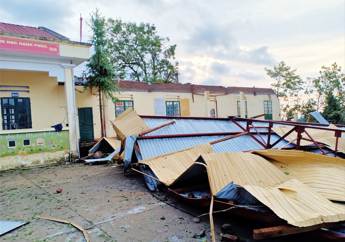 Một trường học bị sập, tốc mái do mưa lớn