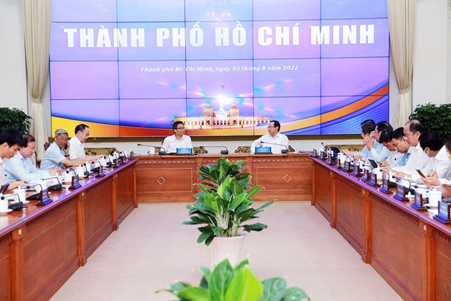 Phó Thủ tướng Vũ Đức Đam trao đổi với Bí thư Thành ủy TP. Hồ Chí Minh Nguyễn Văn Nên tại cuộc làm việc. (Ảnh: VGP/Đình Nam)
