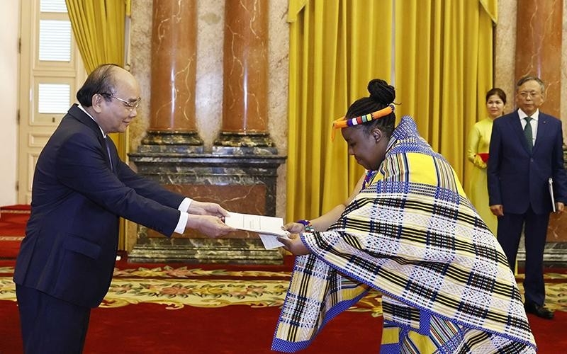 Chủ tịch nước Nguyễn Xuân Phúc tiếp nhận Quốc thư của Đại sứ Đặc mệnh toàn quyền Cộng hòa Nam Phi Vuyiswa Tulelo.