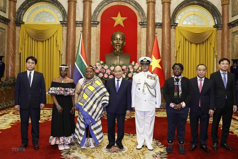 Chủ tịch nước Nguyễn Xuân Phúc với Đại sứ Đặc mệnh toàn quyền Cộng hòa Nam Phi Vuyiswa Tulelo và các đại biểu.