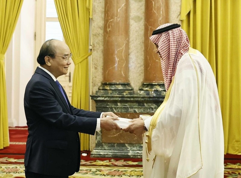Chủ tịch nước Nguyễn Xuân Phúc tiếp nhận Quốc thư của Đại sứ Vương quốc Saudi Arabia Mohammed Ismaeil A.Dahlwy.