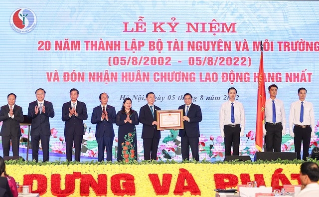 Thủ tướng Chính phủ Phạm Minh Chính thay mặt lãnh đạo Đảng, Nhà nước trao Huân chương Lao động hạng Nhất tặng Bộ Tài nguyên và Môi trường - Ảnh: VGP/Nhật Bắc