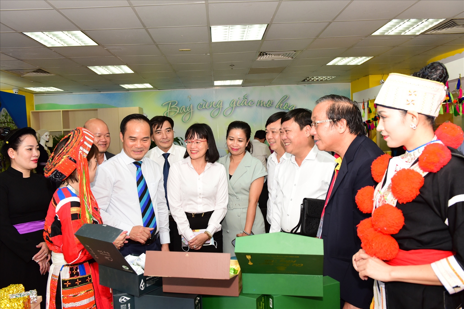 Đại biểu tham quan hàng trưng bày các sản phẩm OCOP của tỉnh Tuyên Quang tại hội nghị