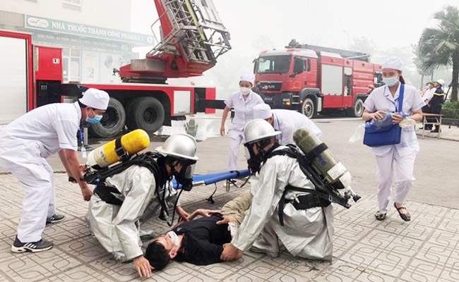 Các lực lượng chức năng của huyện Thanh Oai diễn tập sơ cứu cho người bị thương trong đám cháy. (Ảnh: VGP/Minh Anh)