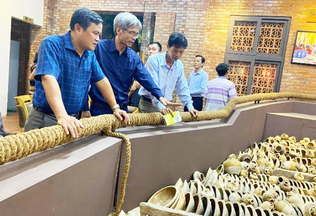 Nhiều cuộc khai quật tại vùng biển Quảng Ngãi đã tìm hàng trăm cổ vật khác nhau. (Ảnh: VGP/Lưu Hương)