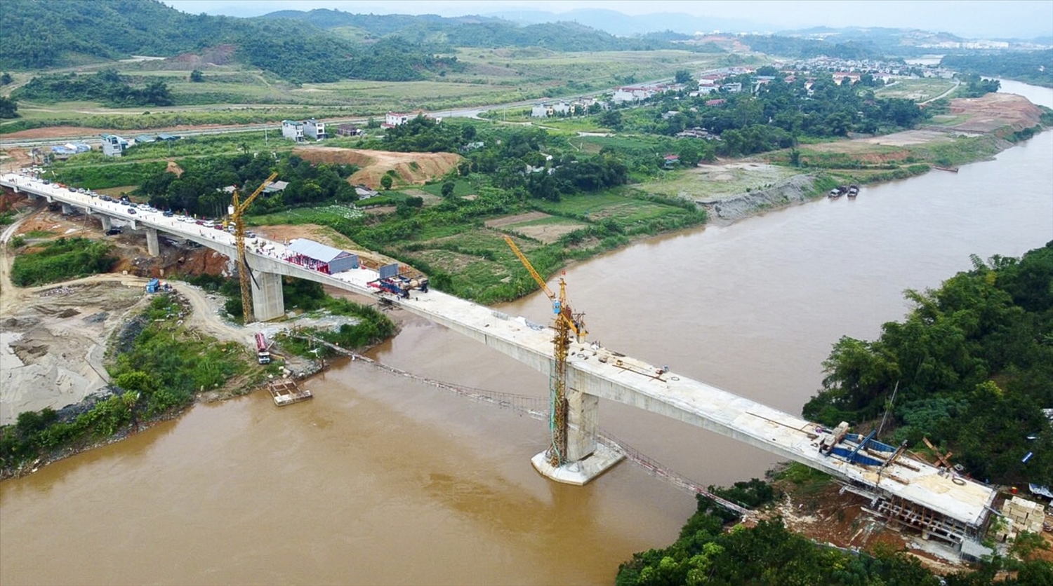 Cầu Làng Giàng bắc qua sông Hồng