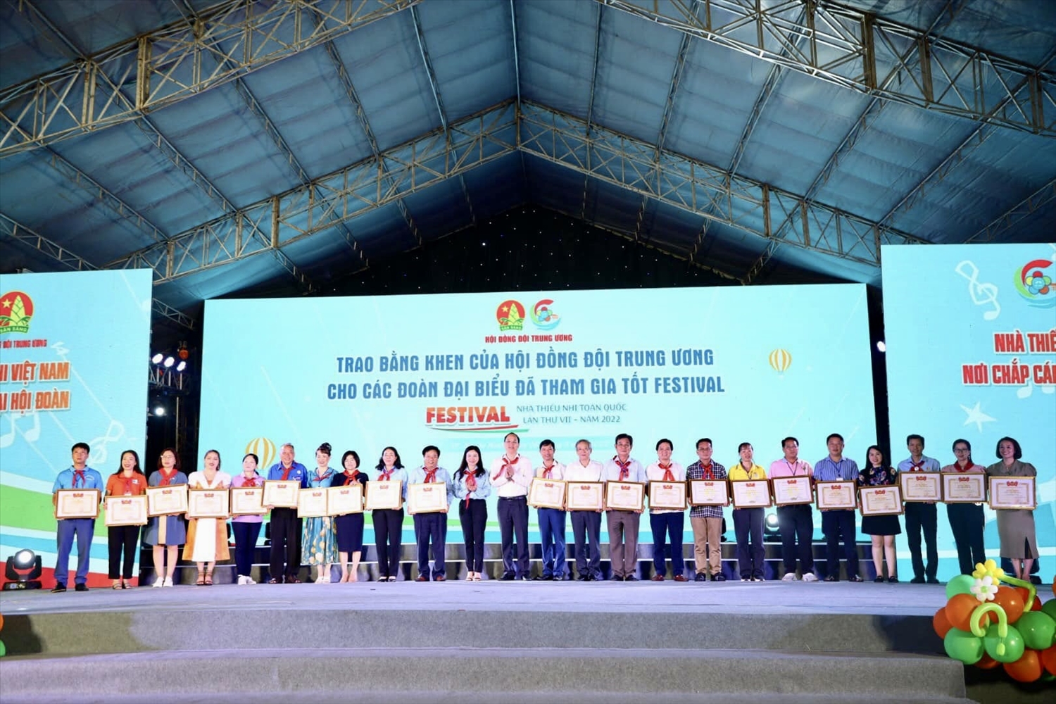Ban Tổ chức trao Bằng khen cho các đơn vị có thành tích xuất sắc tại Festival